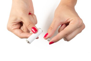 Piller elinde tutan kadının görünümü Kapat