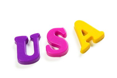 Beyaz arka plan üzerinde izole renkli oyuncak alfabesi harfleri