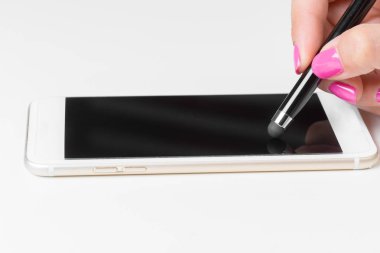 akıllı cep telefonunda kalemle çalışan kadın