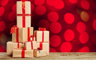 eski tabloyu hediyeler yığını