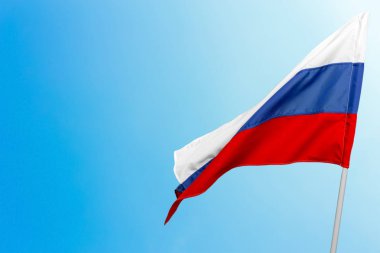 Rusya sallayarak bayrak