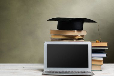 çalışma alanı ' modern masaüstü laptop ile yakın çekim