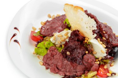 pate, keçi peynir ve toats salata tabağına hizmet