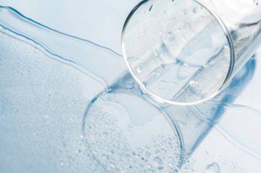 Dlass ve su tablo aşağı yalan