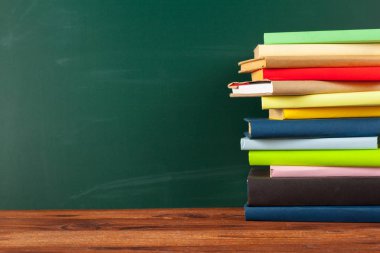 Resepsiyon, kara tahta arka plan üzerine kitaplar