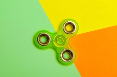 spinner renkli arka plan karşı yakın çekim 