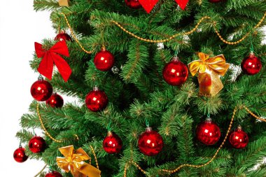 Beyaz arkaplanda izole edilmiş noel ağacı
