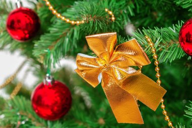 Dekoratif elemanlar ile Noel ağacı görünümü Kapat