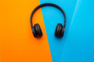 Modern kablosuz kulaklık görünümü kapatın