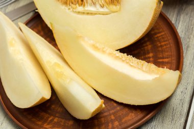 Olgun kavun masanın üzerine dilimlenmiş, yakın çekim