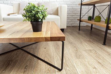 Modern ahşap masa şık çatı iç