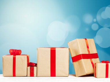 eski tabloyu hediyeler yığını