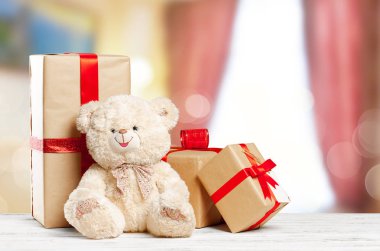 eski tabloyu hediyeler yığını