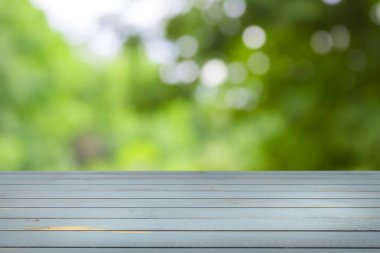 Ahşap masa ile parlak bahar arka plan