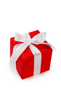 Beyaz arkaplanda izole edilmiş noel hediyesi