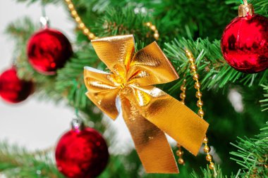 Dekoratif elemanlar ile Noel ağacı görünümü Kapat