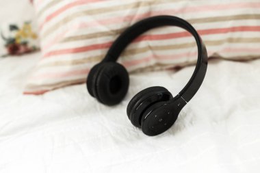 müzik dinlemek için yastık üzerinde yalan kulaklık rahatlamak