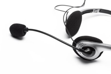 Beyaz arka plan üzerinde izole mikrofon kulaklık