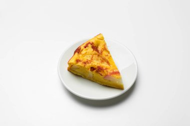 Beyaz arka planda bir parça elmalı turta.