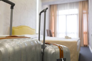Modern otel odasında şık Bagaj çanta