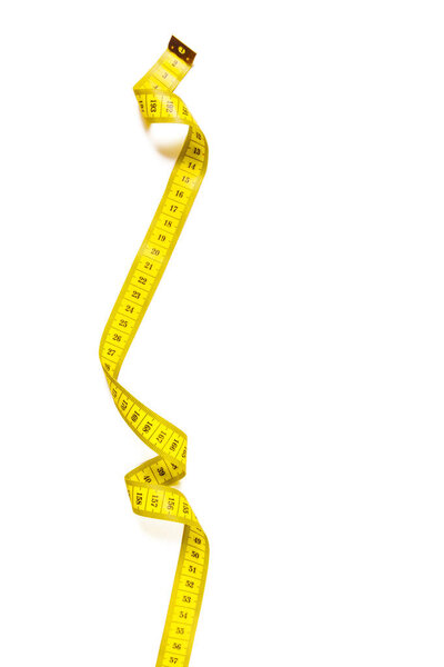 желтая метрическая измерительная лента на белом фоне панорамы
