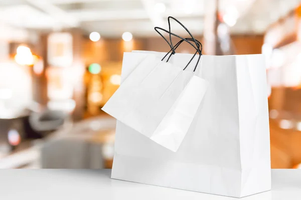 Δύο Λευκές Τσάντες Για Ψώνια Στο Ξύλινο Τραπέζι Στο Mall — Φωτογραφία Αρχείου