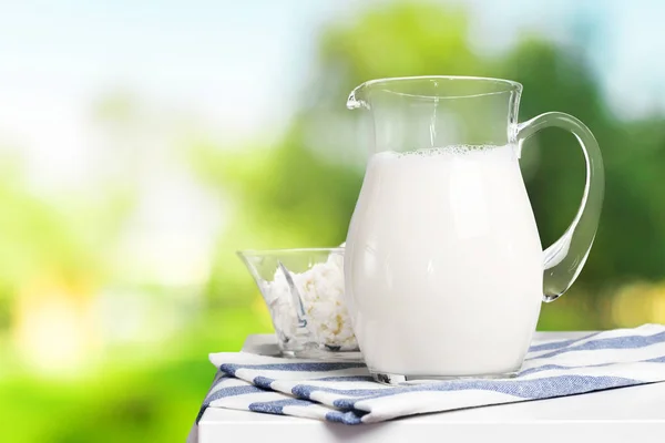 Kruik Een Glas Melk Een Houten Tafel — Stockfoto