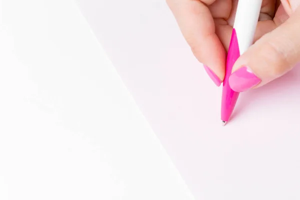 Mano Femenina Sosteniendo Una Pluma Cerca — Foto de Stock