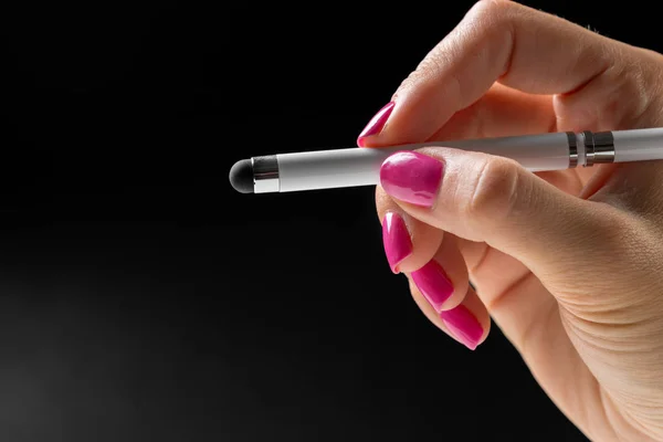 Weibliche Hand Mit Einem Stift Nahaufnahme — Stockfoto