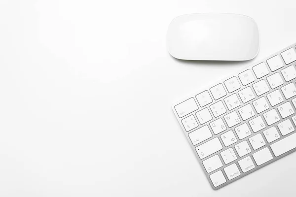 コンピューターのキーボードとオフィス デスク テーブル — ストック写真