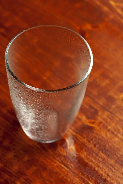 Glas Vatten Trä Bakgrund — Stockfoto