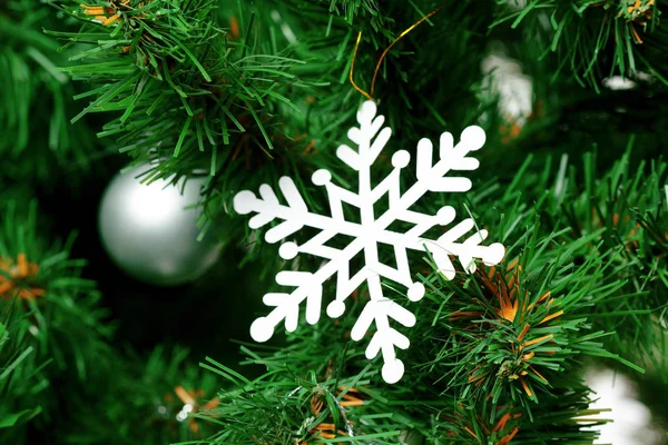 Weergave Van Kerstboom Met Decoratieve Elementen Sluit — Stockfoto