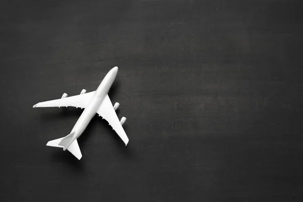 Avião Miniatura Sobre Fundo Preto — Fotografia de Stock