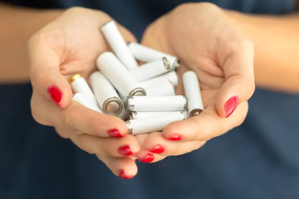 Weergave Van Vrouw Met Batterijen Handen Sluiten — Stockfoto