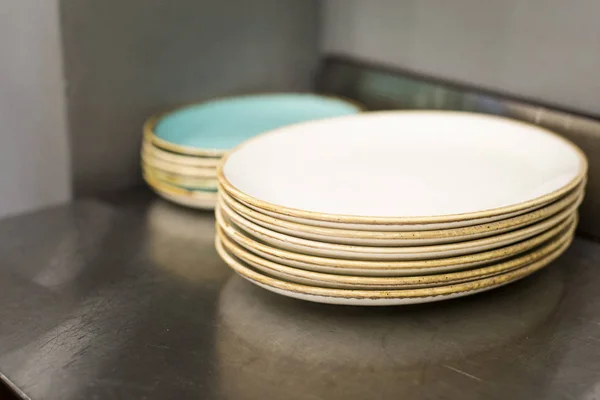 Las Planchas Echadas Blanco Azul Sobre Mesa — Foto de Stock