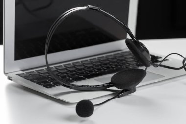 Merkezi Destek kavramı ara. kulaklık dizüstü klavye