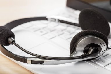 Merkezi Destek kavramı ara. kulaklık dizüstü klavye