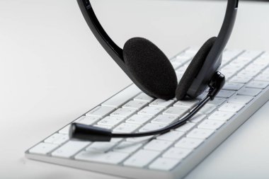 Merkezi Destek kavramı ara. kulaklık dizüstü klavye