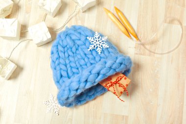 Bileşiminde mavi örgü şapka