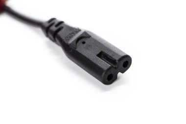 Siyah elektrik kablosu beyaz arkaplanda izole edildi