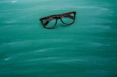 Gözlük karatahta önünde
