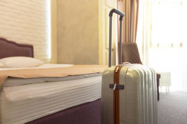 Modern otel odasında şık Bagaj çanta
