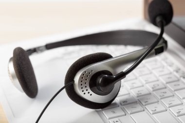 Merkezi Destek kavramı ara. kulaklık dizüstü klavye