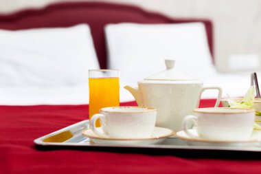 Otel odasında, yatakta kahvaltı.