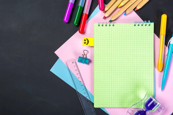 School Kantoorbenodigdheden Als Blackboard — Stockfoto