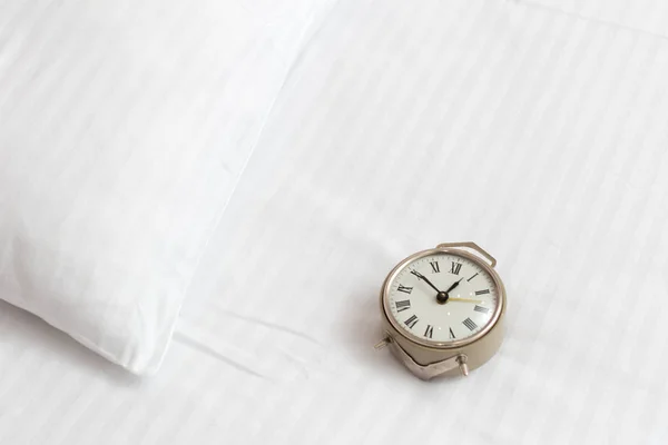 Reloj Despertador Vintage Una Cama Una Habitación Hotel Despierta Concepto — Foto de Stock