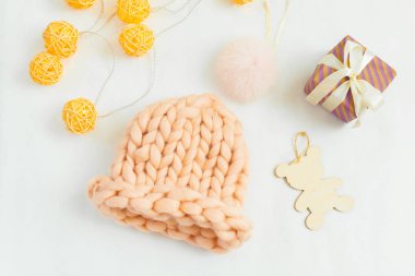 Sıcak şapka ile el yapımı Triko bileşimi pastel renk