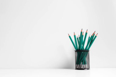 Yeşil kalem bir tutucu, okul malzemeleri