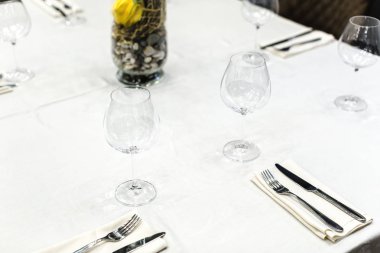 Tablo ayarı ile gözlük ve çatal bıçak takımı Kapat