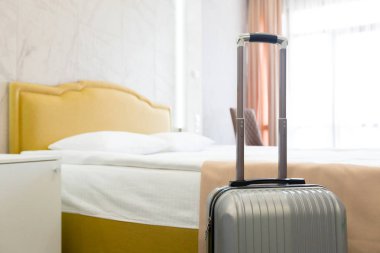 Modern otel odasında şık Bagaj çanta